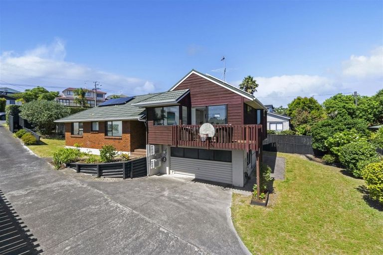 Photo of property in 1/870 Beach Road, Waiake, Auckland, 0630