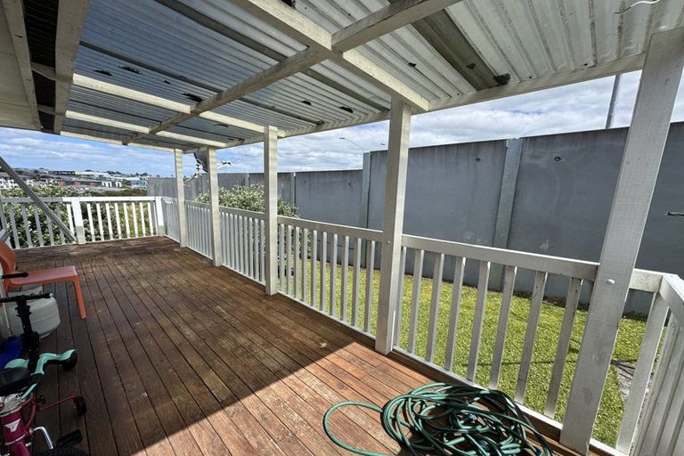 Photo of property in 14 Wren Place, Unsworth Heights, Auckland, 0632