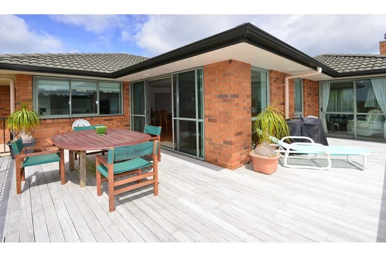Photo of property in 54 Roberta Crescent, Orewa, 0931