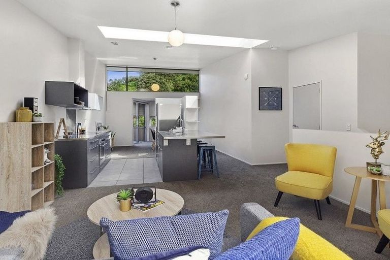 Photo of property in 2/2 Onslow Road, Khandallah, Wellington, 6035