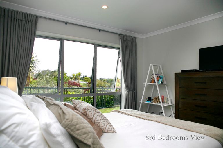 Photo of property in 12 Portofino Point, Karaka, Papakura, 2113
