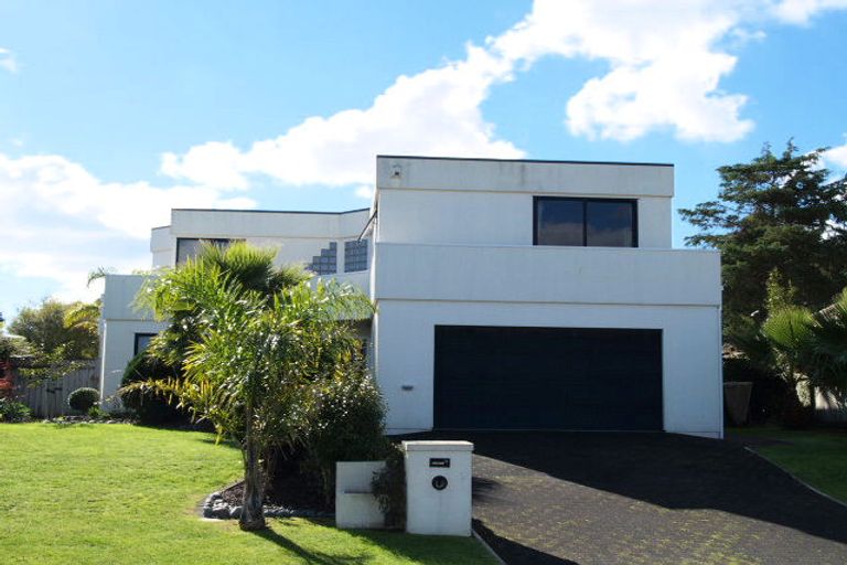 Photo of property in 9 The Green, Golflands, Auckland, 2013