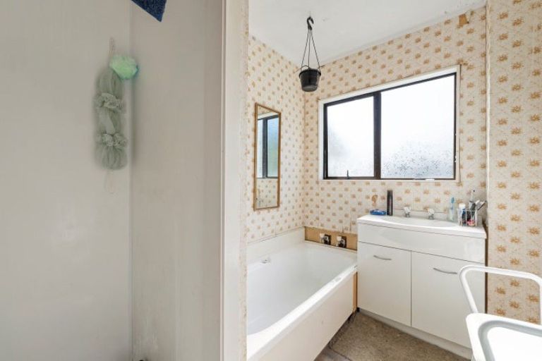 Photo of property in 33 Dingadee Street, Welcome Bay, Tauranga, 3112