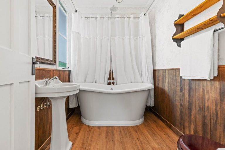 Photo of property in 32 Milton Road, Bluff Hill, Napier, 4110