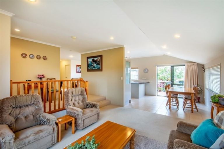 Photo of property in 24 Nimstedt Avenue, Oteha, Auckland, 0632