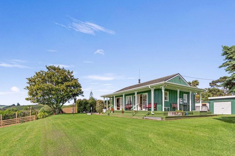 Photo of property in 5 Mcleod Road, South Head, Helensville, 0874