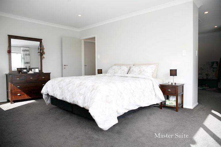 Photo of property in 12 Portofino Point, Karaka, Papakura, 2113