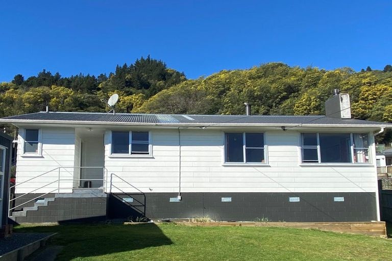 Photo of property in 75 Milton Terrace, Picton, 7220