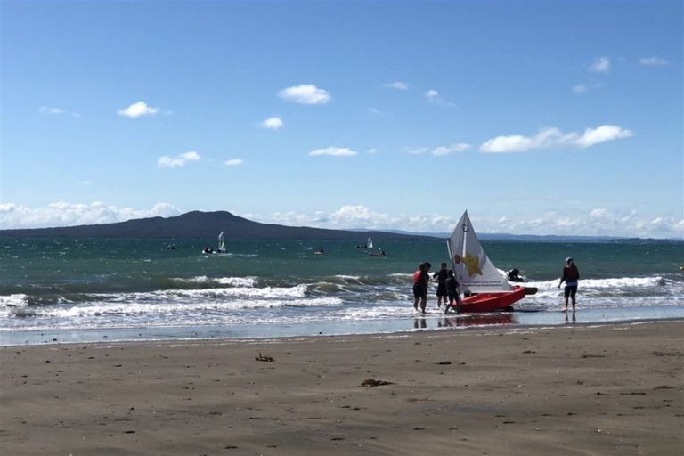 Photo of property in 1/54 Knights Road, Rothesay Bay, Auckland, 0630