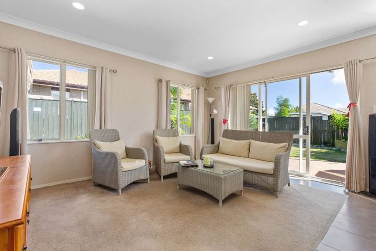 Photo of property in 5 Bellshill Close, Wattle Downs, Auckland, 2103