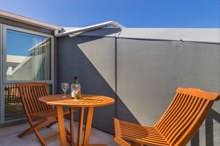Photo of property in Metro Apartments, 18/220 Thorndon Quay, Pipitea, Wellington, 6011