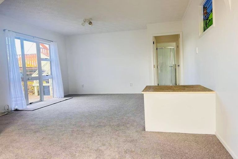 Photo of property in 22 Tetrarch Place, Totara Vale, Auckland, 0629