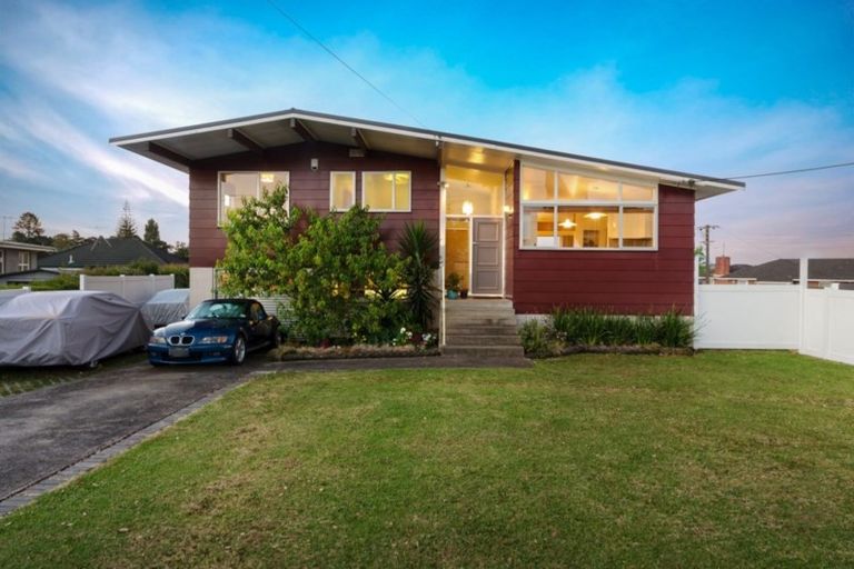 Photo of property in 32 Renata Crescent, Te Atatu Peninsula, Auckland, 0610