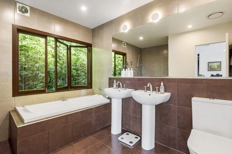 Photo of property in 11 City View Terrace, Birkenhead, Auckland, 0626