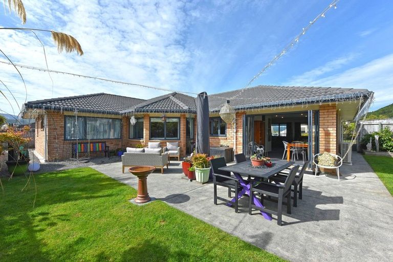 Photo of property in 3 Riverstone Drive, Riverstone Terraces, Upper Hutt, 5018