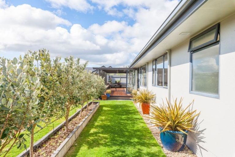 Photo of property in 14 Lakemere Way, Kinloch, Taupo, 3377