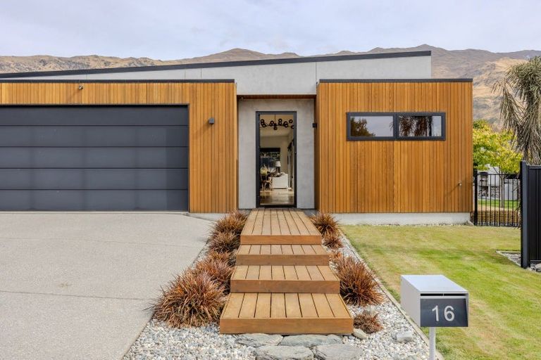 Photo of property in 16 Sapphire Spring Rise, Wanaka, 9305