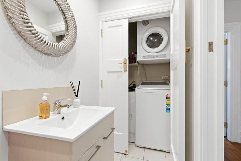 Photo of property in 15 Lucknow Terrace, Khandallah, Wellington, 6035