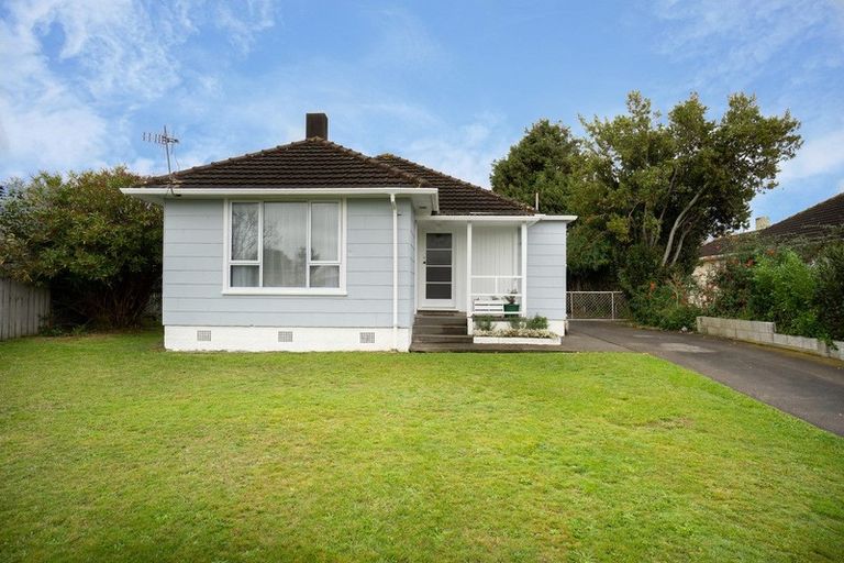 Photo of property in 12 Montrose Place, Takaro, Palmerston North, 4412