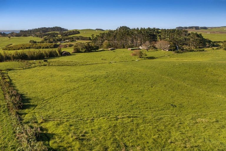 Photo of property in 2640 South Head Road, South Head, Helensville, 0874