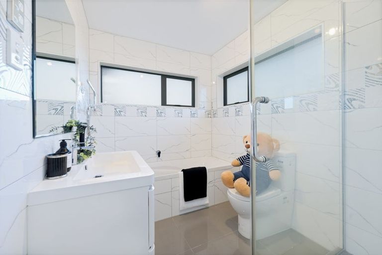 Photo of property in 12 San Casello Rise, Henderson, Auckland, 0612