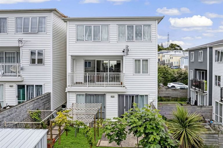 Photo of property in 28 Fernly Rise, Flat Bush, Auckland, 2019