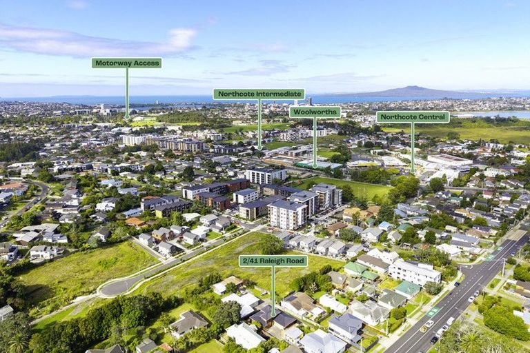 Photo of property in 2/41 Raleigh Road, Northcote, Auckland, 0627