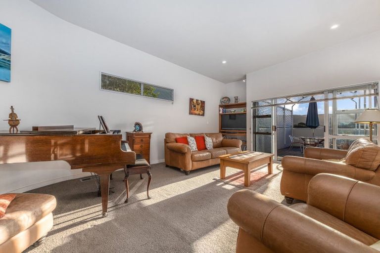 Photo of property in 32 Paremata Crescent, Paremata, Porirua, 5024