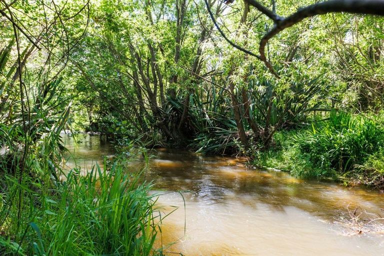 Photo of property in 126 Turitea Road, Fitzherbert, Palmerston North, 4472