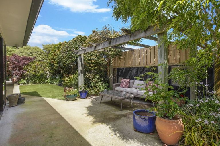 Photo of property in 12 Papawai Grove, Waikanae, 5036