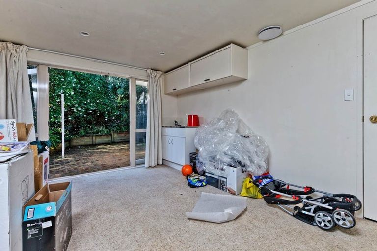 Photo of property in 8 Mandeville Place, Unsworth Heights, Auckland, 0632