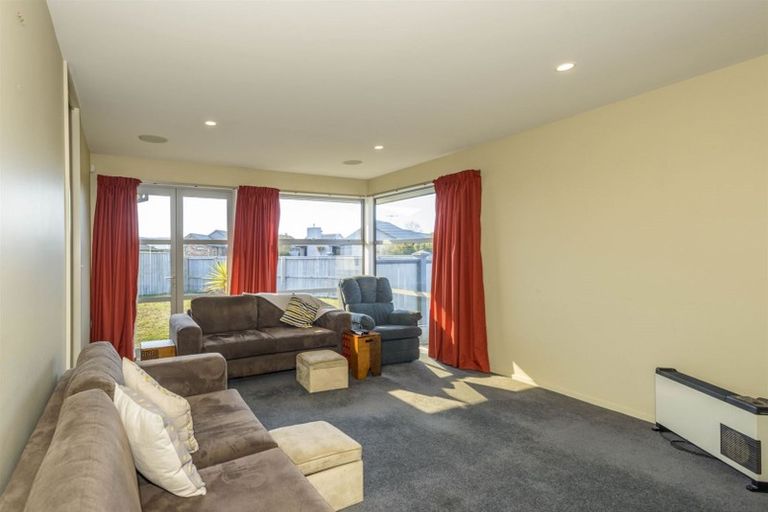 Photo of property in 15 Foresters Crescent, Parklands, Christchurch, 8083