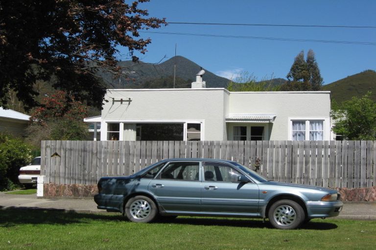 Photo of property in 56 Broadway, Picton, 7220