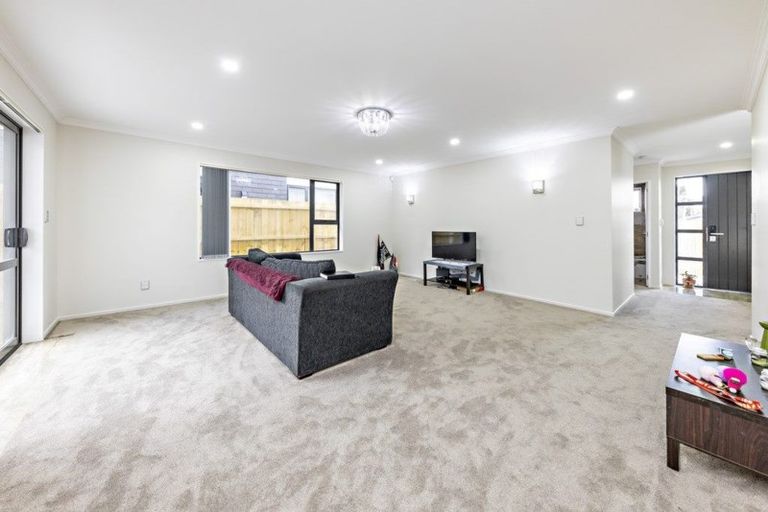 Photo of property in 7b Waiari Road, Conifer Grove, Takanini, 2112