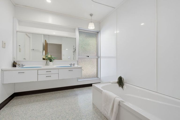 Photo of property in 8 Manahi Avenue, Kawaha Point, Rotorua, 3010