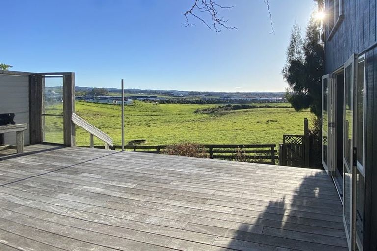 Photo of property in 8 Hobsonville Road, West Harbour, Auckland, 0618