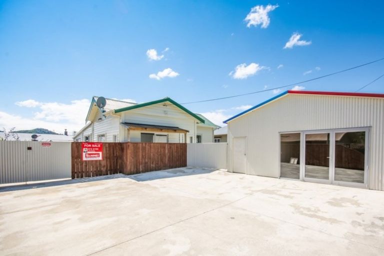 Photo of property in 61 Broadway, Picton, 7220