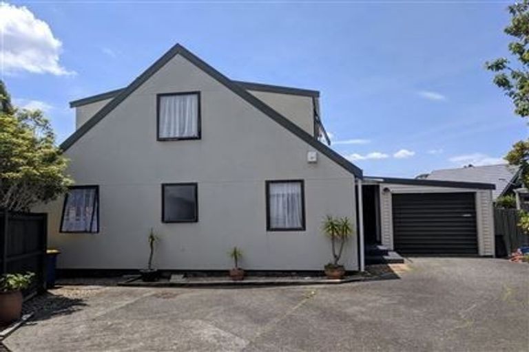 Photo of property in 2/7 Fernbird Place, Massey, Auckland, 0614