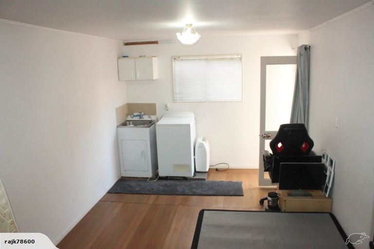 Photo of property in 1/49 Sungrove Rise, Sunnyvale, Auckland, 0612