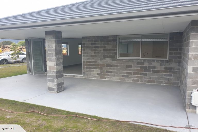 Photo of property in 30 Kaurinui Crescent, One Tree Point, 0118