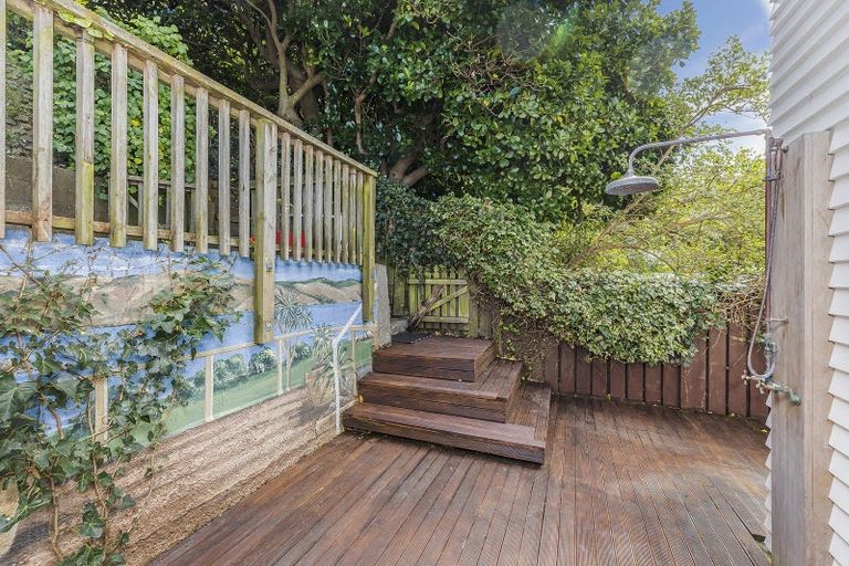 Photo of property in 115 Breaker Bay Road, Breaker Bay, Wellington, 6022