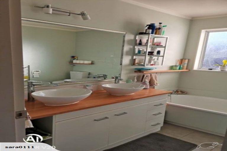 Photo of property in 17a Kingsbridge Place, Newlands, Wellington, 6037