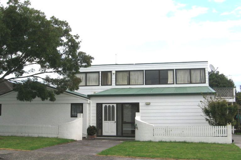 Photo of property in 2 Duncan Avenue, Te Atatu South, Auckland, 0610