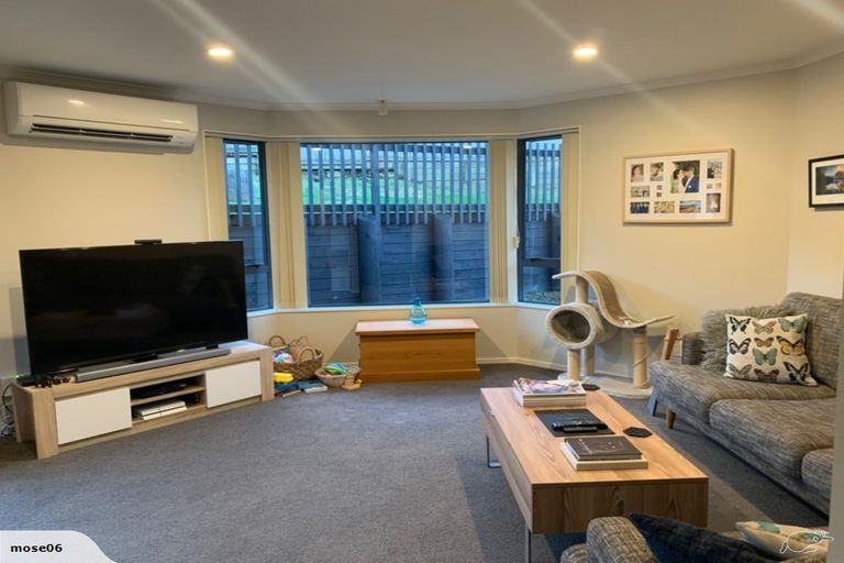 Photo of property in 24 Piper Place, Goodwood Heights, Auckland, 2105