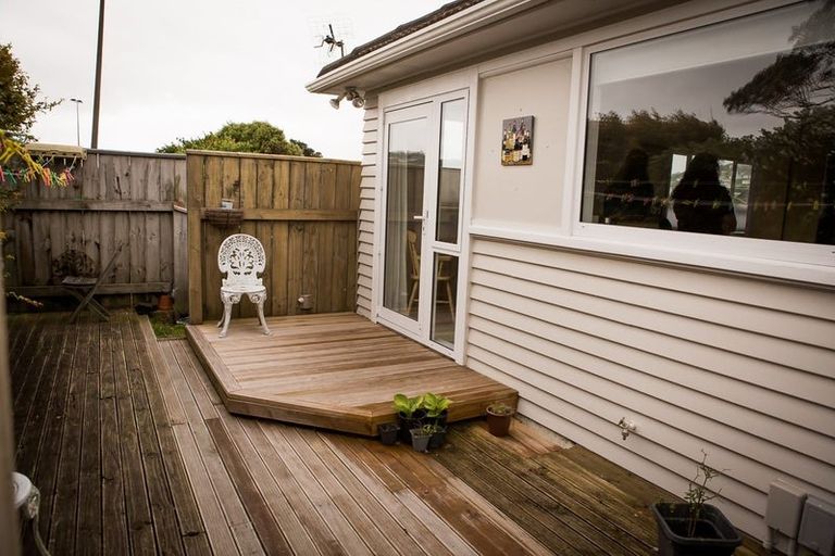 Photo of property in 75 Moorefield Road, Johnsonville, Wellington, 6037