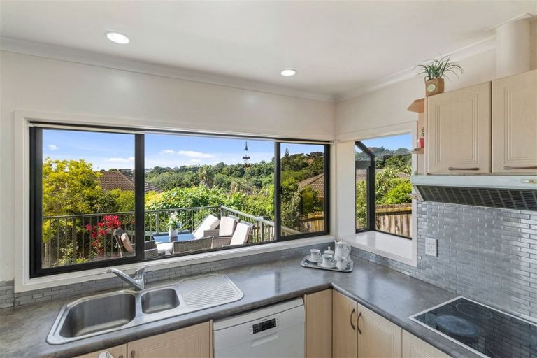 Photo of property in 36 Ewhurst Place, Goodwood Heights, Auckland, 2105
