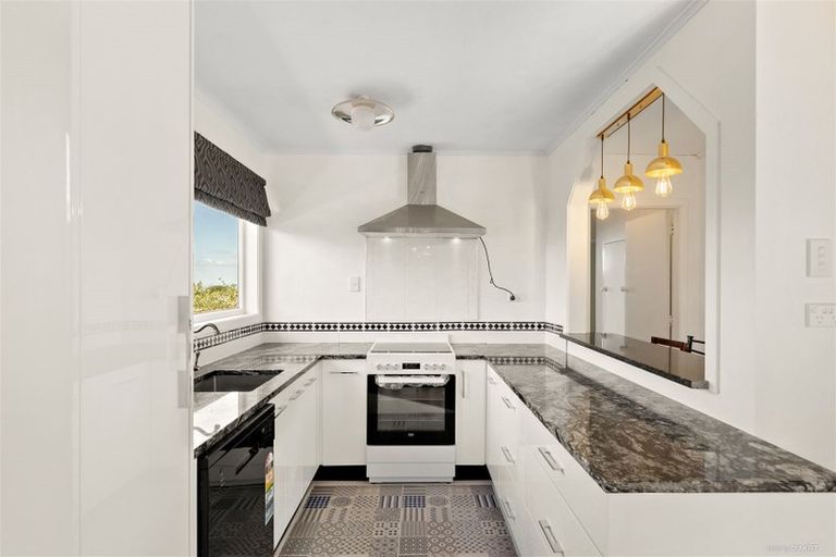 Photo of property in 321 Glenfield Road, Glenfield, Auckland, 0629