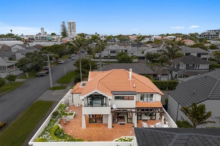 Photo of property in 12a Saltburn Road, Milford, Auckland, 0620