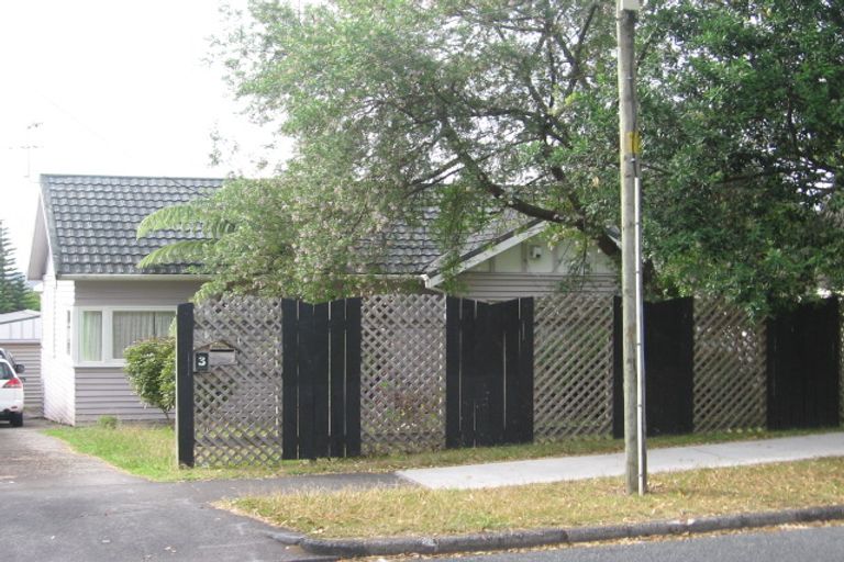 Photo of property in 1/3 Lynwood Road, New Lynn, Auckland, 0600