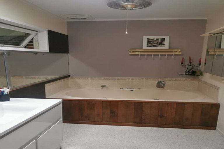 Photo of property in 12 Deuxberry Avenue, Northcote, Auckland, 0627